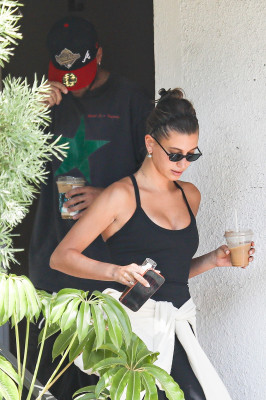 11.08 | Justin e Hailey Bieber deixando uma aula de pilates em Los Angeles.