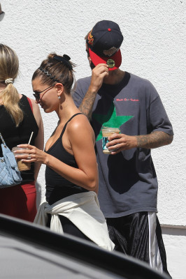 11.08 | Justin e Hailey Bieber deixando uma aula de pilates em Los Angeles.