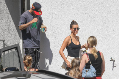 11.08 | Justin e Hailey Bieber deixando uma aula de pilates em Los Angeles.