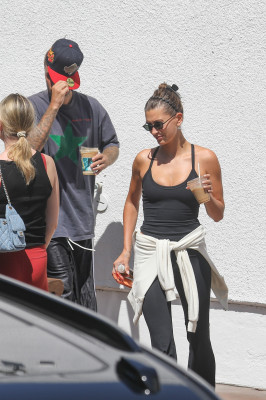 11.08 | Justin e Hailey Bieber deixando uma aula de pilates em Los Angeles.