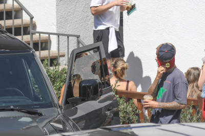 11.08 | Justin e Hailey Bieber deixando uma aula de pilates em Los Angeles.