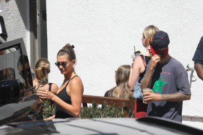 11.08 | Justin e Hailey Bieber deixando uma aula de pilates em Los Angeles.
