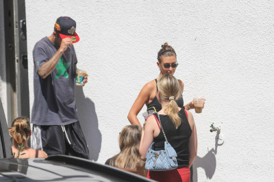 11.08 | Justin e Hailey Bieber deixando uma aula de pilates em Los Angeles.