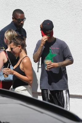 11.08 | Justin e Hailey Bieber deixando uma aula de pilates em Los Angeles.