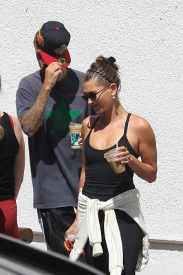 11.08 | Justin e Hailey Bieber deixando uma aula de pilates em Los Angeles.