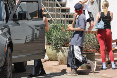 11.08 | Justin e Hailey Bieber deixando uma aula de pilates em Los Angeles.