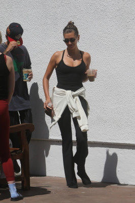 11.08 | Justin e Hailey Bieber deixando uma aula de pilates em Los Angeles.