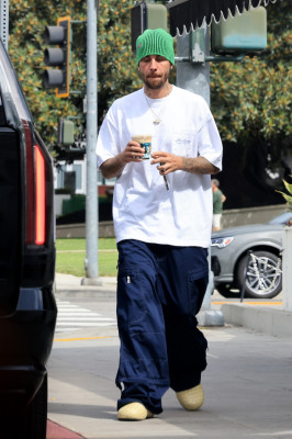 17.08 | Saindo de uma cafeteria em Beverly Hills, CA.