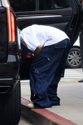 17.08 | Saindo de uma cafeteria em Beverly Hills, CA.