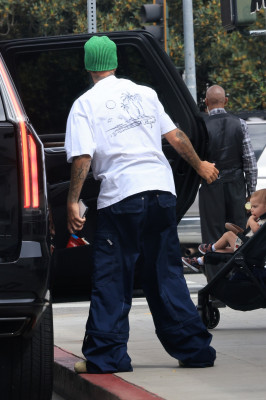 17.08 | Saindo de uma cafeteria em Beverly Hills, CA.