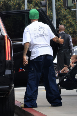 17.08 | Saindo de uma cafeteria em Beverly Hills, CA.
