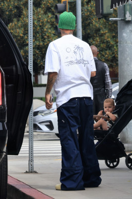 17.08 | Saindo de uma cafeteria em Beverly Hills, CA.