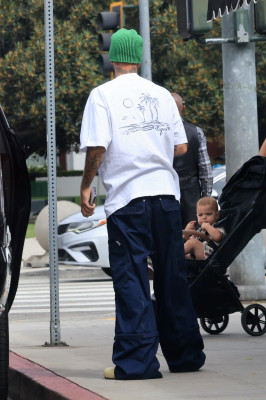 17.08 | Saindo de uma cafeteria em Beverly Hills, CA.