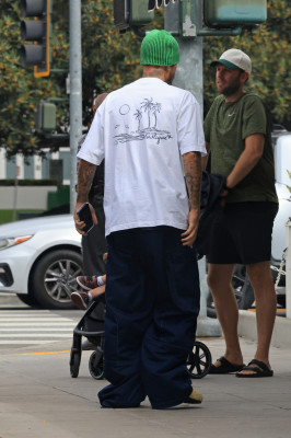 17.08 | Saindo de uma cafeteria em Beverly Hills, CA.