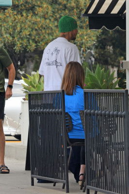 17.08 | Saindo de uma cafeteria em Beverly Hills, CA.
