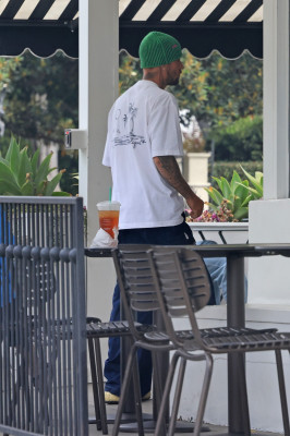 17.08 | Saindo de uma cafeteria em Beverly Hills, CA.