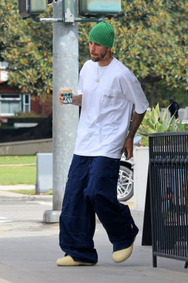 17.08 | Saindo de uma cafeteria em Beverly Hills, CA.
