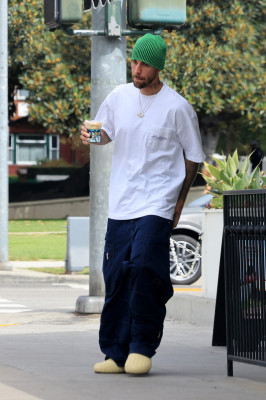 17.08 | Saindo de uma cafeteria em Beverly Hills, CA.