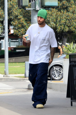 17.08 | Saindo de uma cafeteria em Beverly Hills, CA.