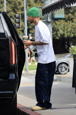17.08 | Saindo de uma cafeteria em Beverly Hills, CA.