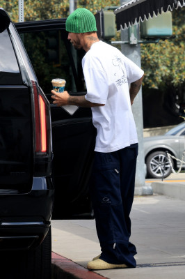 17.08 | Saindo de uma cafeteria em Beverly Hills, CA.
