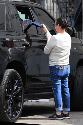 17.08 | Saindo de uma cafeteria em Beverly Hills, CA.