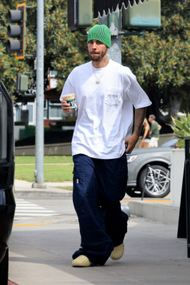17.08 | Saindo de uma cafeteria em Beverly Hills, CA.