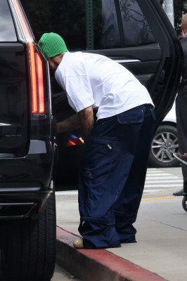 17.08 | Saindo de uma cafeteria em Beverly Hills, CA.