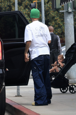 17.08 | Saindo de uma cafeteria em Beverly Hills, CA.