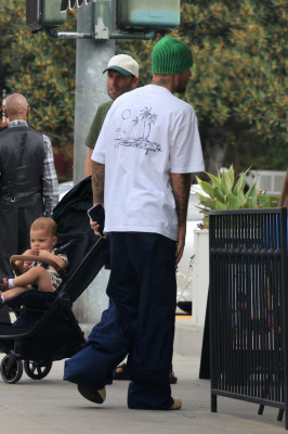 17.08 | Saindo de uma cafeteria em Beverly Hills, CA.