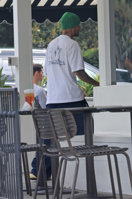 17.08 | Saindo de uma cafeteria em Beverly Hills, CA.