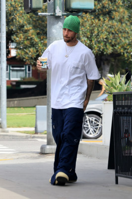 17.08 | Saindo de uma cafeteria em Beverly Hills, CA.