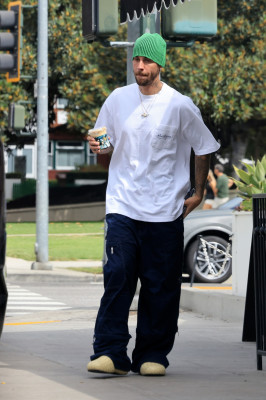 17.08 | Saindo de uma cafeteria em Beverly Hills, CA.