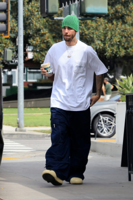 17.08 | Saindo de uma cafeteria em Beverly Hills, CA.