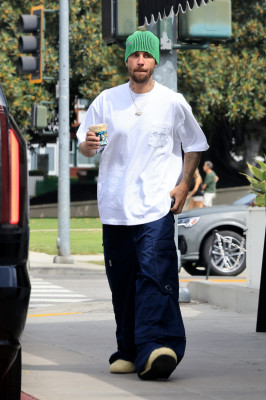 17.08 | Saindo de uma cafeteria em Beverly Hills, CA.