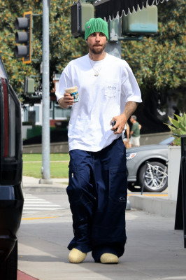 17.08 | Saindo de uma cafeteria em Beverly Hills, CA.
