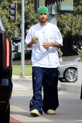 17.08 | Saindo de uma cafeteria em Beverly Hills, CA.