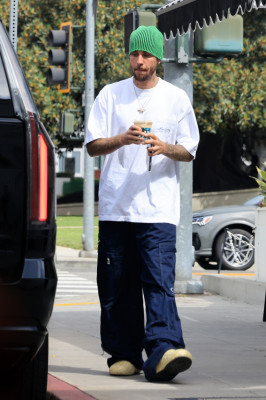 17.08 | Saindo de uma cafeteria em Beverly Hills, CA.
