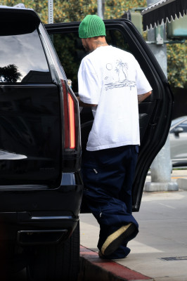 17.08 | Saindo de uma cafeteria em Beverly Hills, CA.