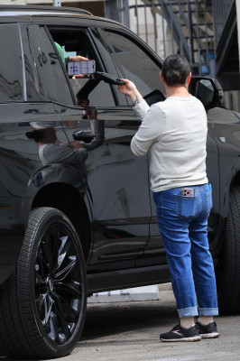 17.08 | Saindo de uma cafeteria em Beverly Hills, CA.