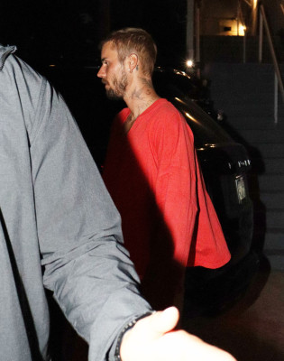 26.08 | Justin Bieber deixando a Igreja Churchome no Saban Theatre em Beverly Hills, Califórnia.