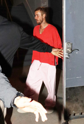 26.08 | Justin Bieber deixando a Igreja Churchome no Saban Theatre em Beverly Hills, Califórnia.