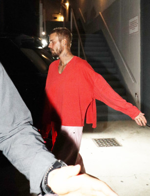 26.08 | Justin Bieber deixando a Igreja Churchome no Saban Theatre em Beverly Hills, Califórnia.