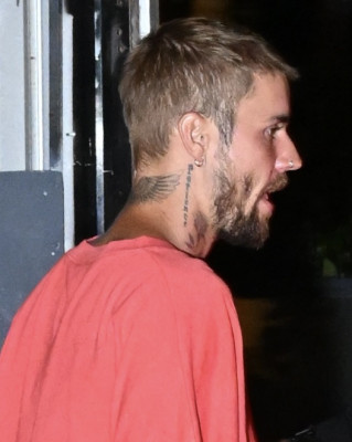 26.08 | Justin Bieber deixando a Igreja Churchome no Saban Theatre em Beverly Hills, Califórnia.