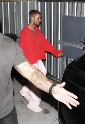 26.08 | Justin Bieber deixando a Igreja Churchome no Saban Theatre em Beverly Hills, Califórnia.