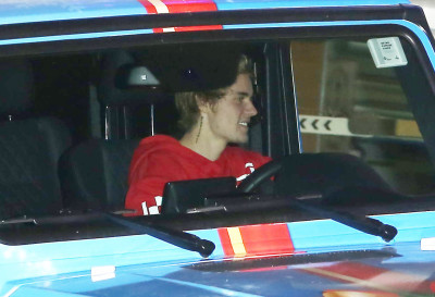 18.12 | Justin Bieber chegando ao Los Angeles Kings Valley Ice Center em Panorama City, CA.