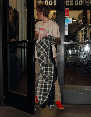 17.12 | Justin Bieber deixando o LA Kings Valley Ice Center em Panorama City, Califórnia