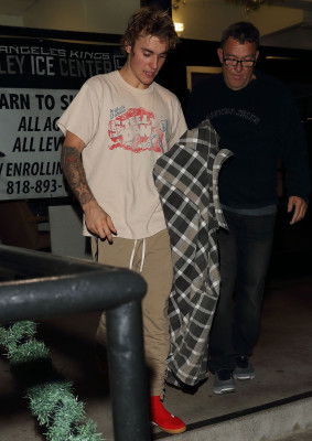 17.12 | Justin Bieber deixando o LA Kings Valley Ice Center em Panorama City, Califórnia
