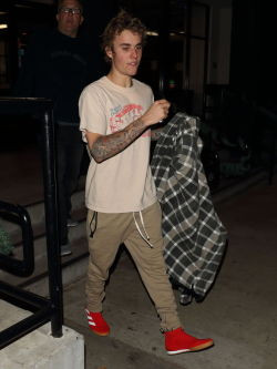 17.12 | Justin Bieber deixando o LA Kings Valley Ice Center em Panorama City, Califórnia
