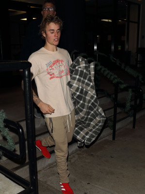 17.12 | Justin Bieber deixando o LA Kings Valley Ice Center em Panorama City, Califórnia